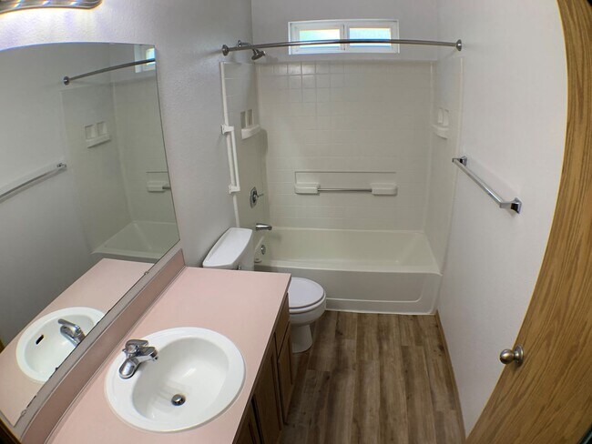Foto del edificio - 5235-5237 Springcrest Drive S