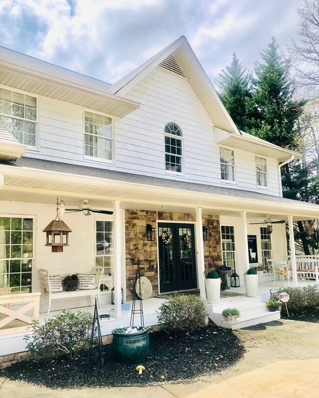 Photo - 950 Sycamore Dr Apartments