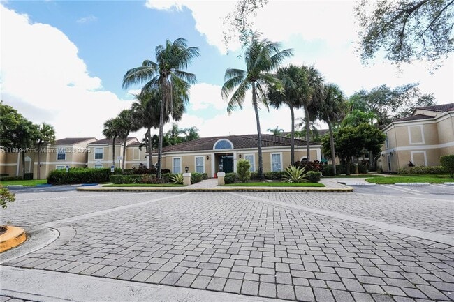 Building Photo - 833 Riverside Dr
