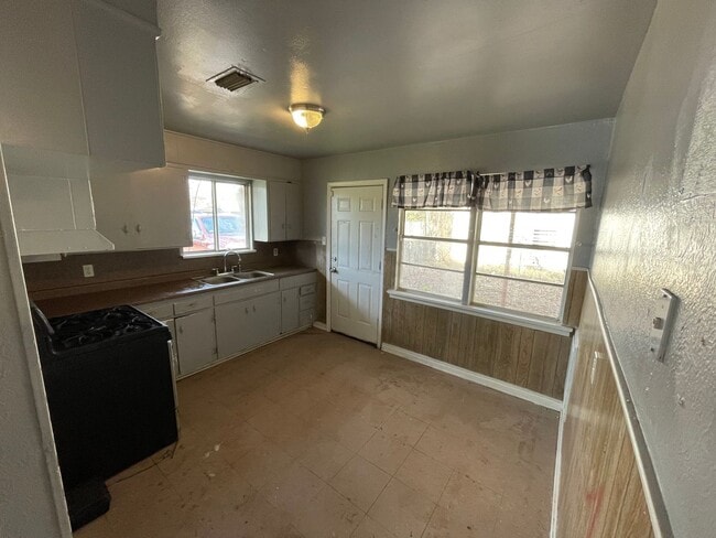 Building Photo - 3 Bedroom Home