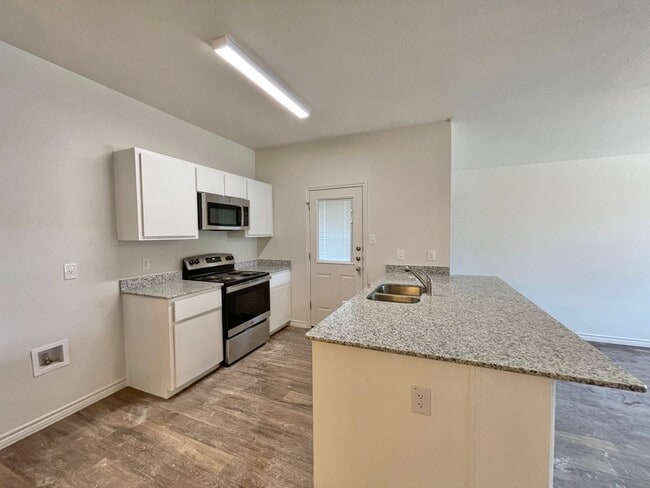 Building Photo - 1716 Clovis Dr