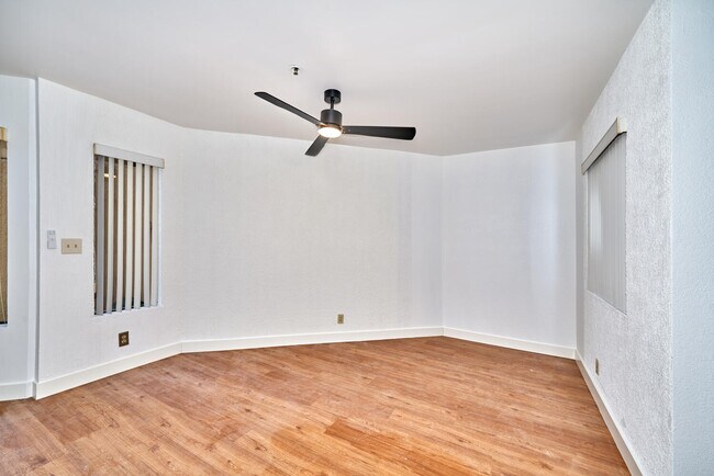 Building Photo - 414 Village Square N