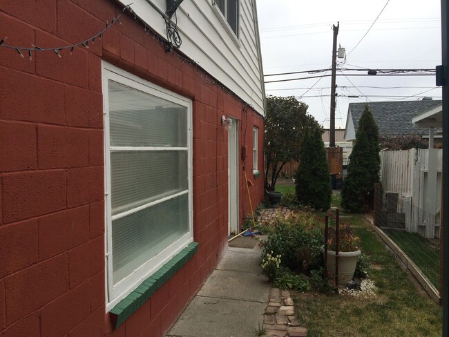 Building Photo - 2bed 1bath Duplex in The Heart of Town!!