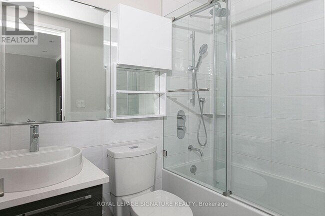 Building Photo - 11-211 Walmer Rd