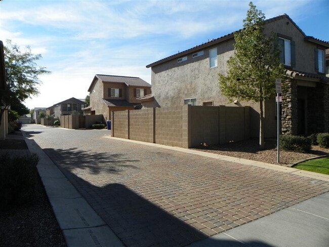 Foto del edificio - 3 bedroom 2.5 bath home - 2 car garage - S...