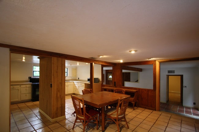 Foto del edificio - 6636 High Ridge Rd