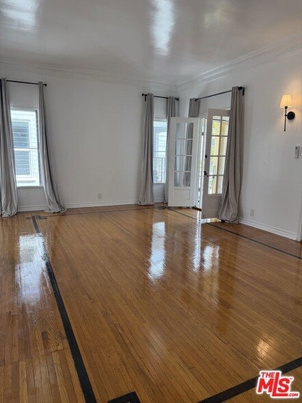 Photo - 157 N La Peer Dr House