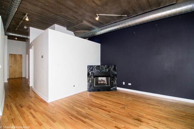 Building Photo - 1069 W 14th Pl