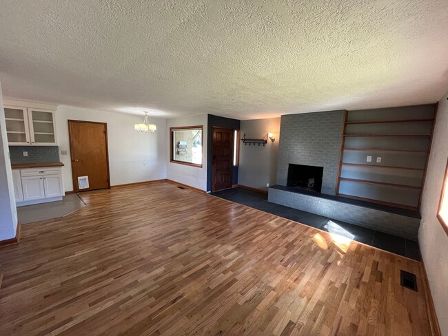Building Photo - 247