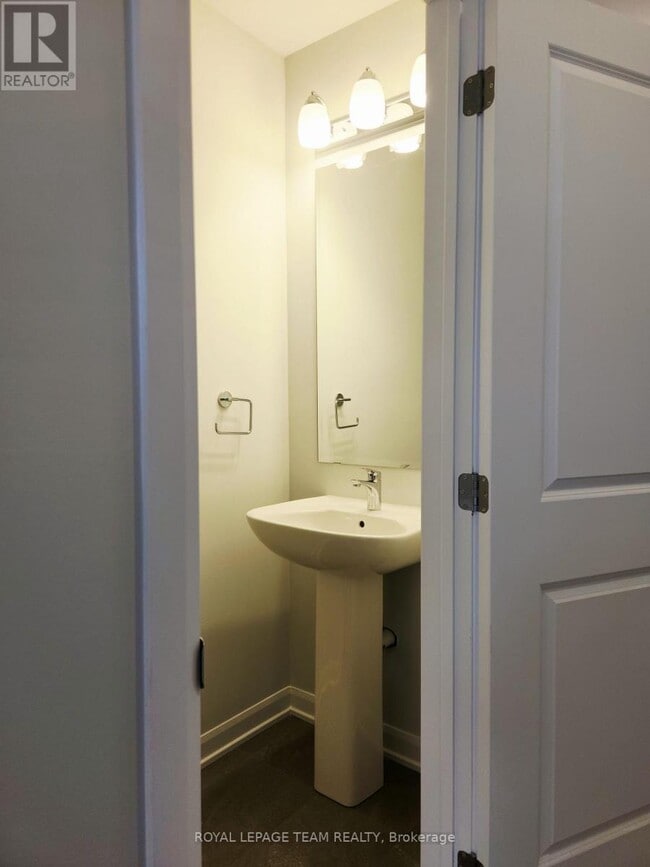 Building Photo - 723 Fairline Row