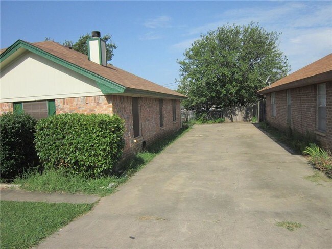 Building Photo - 6601 Sable Dr