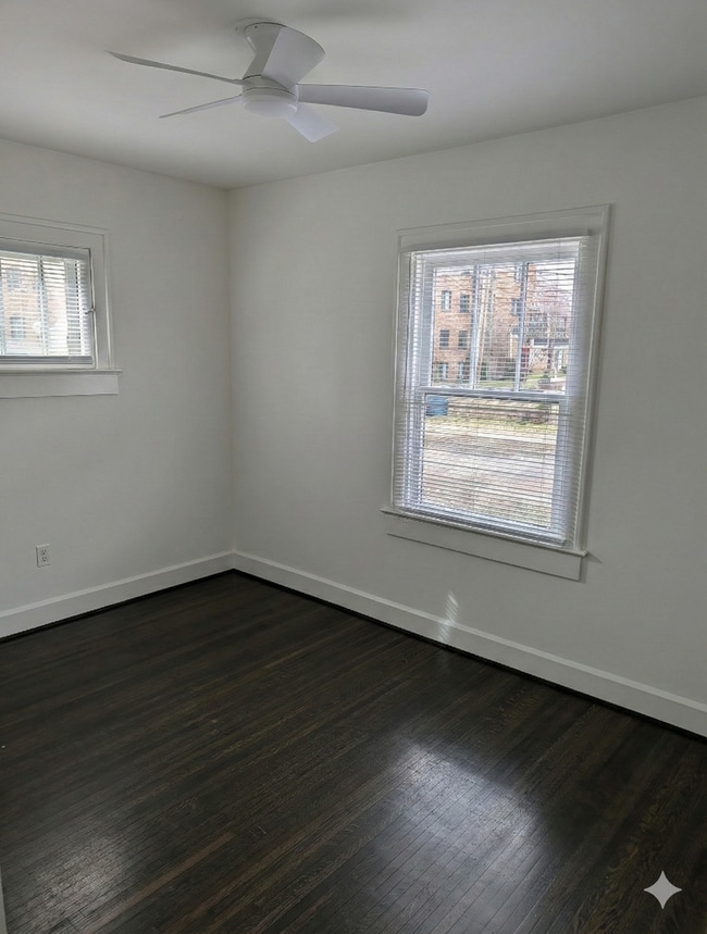 Building Photo - 723 E 54th St