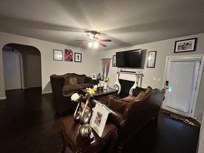 Foto del edificio - Fully Furnished Suite for Rent in Seven Hi...