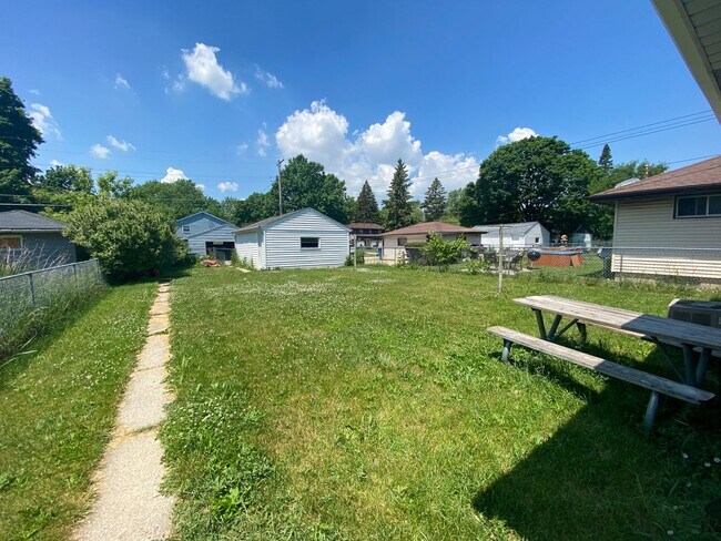 Building Photo - 2 Bedroom Single Family