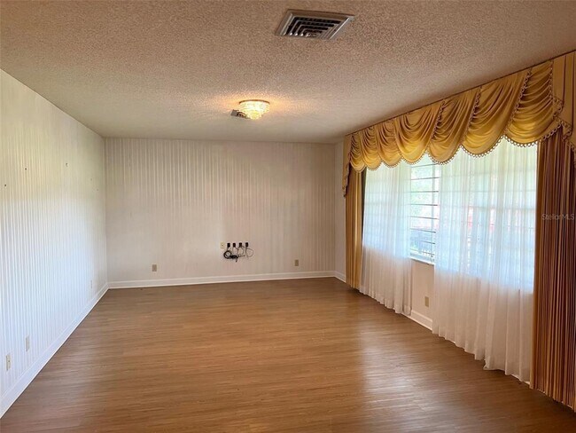Building Photo - 930 Crenshaw Lake Rd