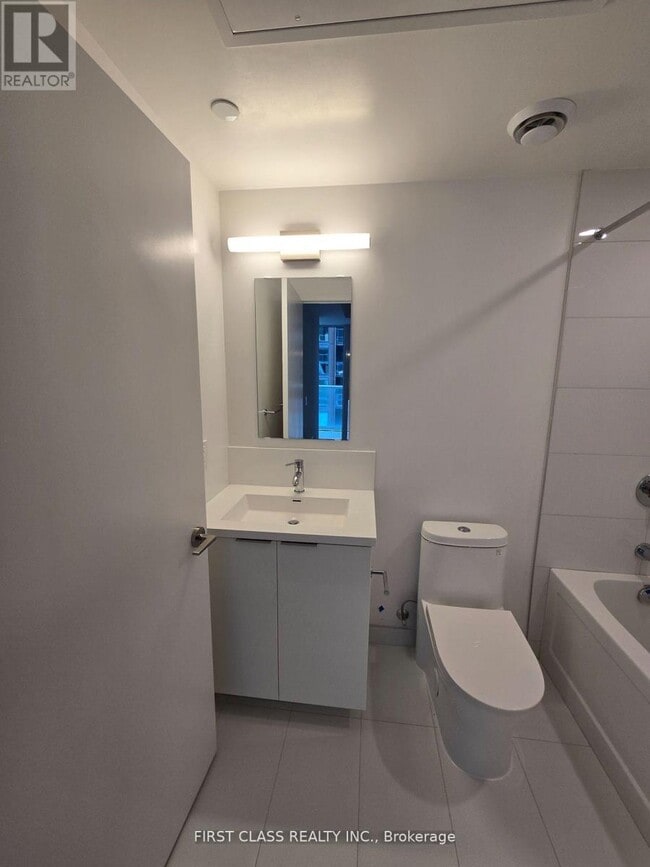 Building Photo - 230 Simcoe St