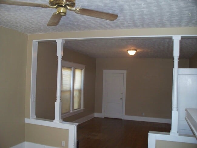 Building Photo - 2526 Yale Ave