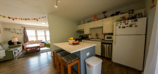 Building Photo - 3D Tour Available - Pet Friendly + Attache...