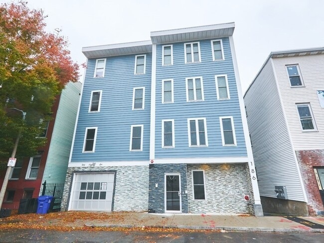 Building Photo - 186 Paris St