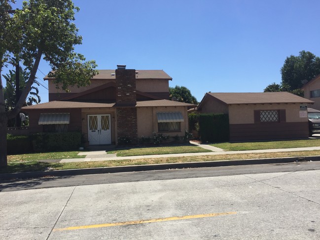 Building Photo - 15330 Woodruff Pl