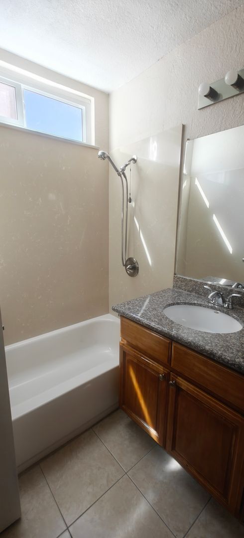 Foto del edificio - Bay Point, Excellent Location with 2 Bed 2 Bath