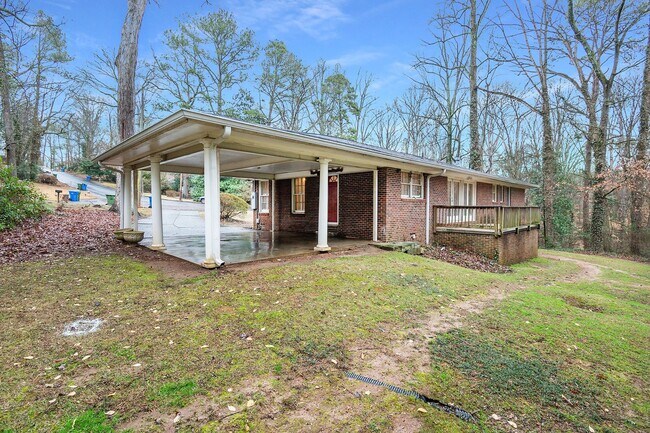 Building Photo - 3 bdrm, 2 bath home near Emory & CDC - lan...
