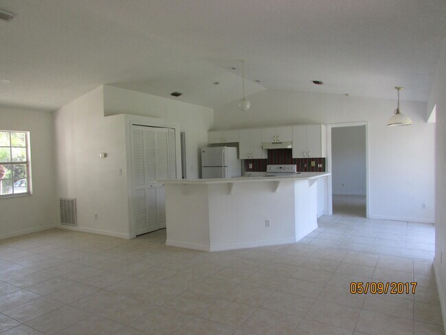 Building Photo - 407 Delmonico St NE
