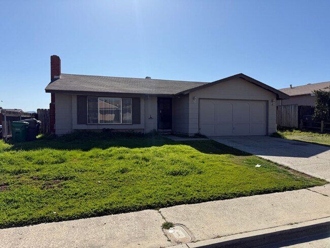 Foto del edificio - 4 Bedroom, 2 Bath Home with Large Yard + Two Car Garage