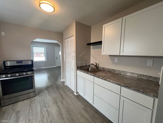 Building Photo - 3 br, 1 bath House - 28273 Schram St