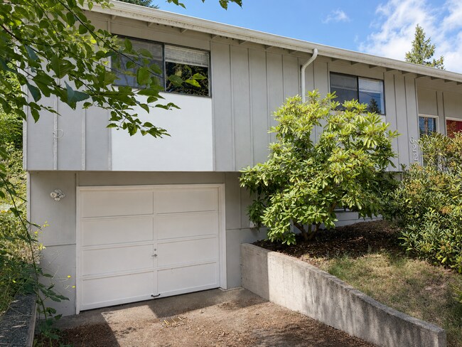 Foto del edificio - Beautiful Split-Level Home with Fireplace, Deck, Garage, and EV Charger