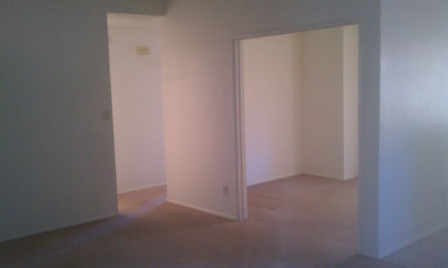 Building Photo - 2310 Primrose Dr