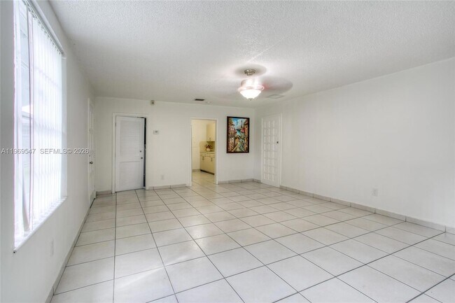 Foto del edificio - 3001 NW 102nd St