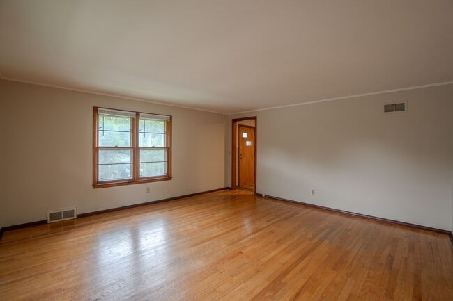 Building Photo - 430 N Oak St