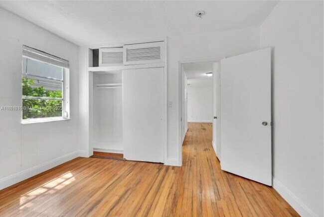 Foto del edificio - 7510 Byron Ave