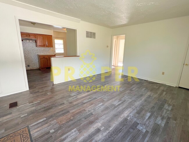 Foto del edificio - 2 bedrooms 1 bathroom house