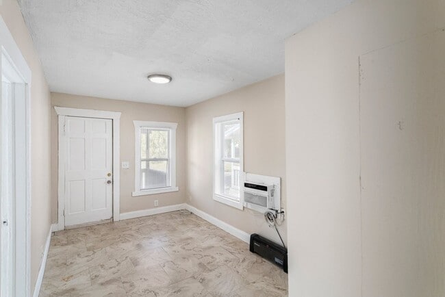 Building Photo - Cute 2bdrm/1bath house with large fenced y...