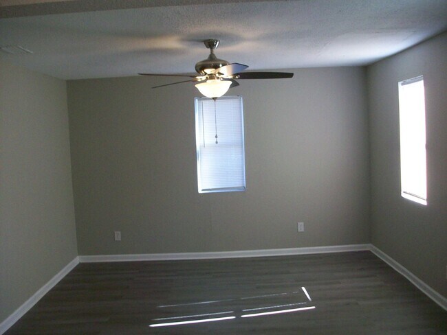 Foto del edificio - Renovated 4 BR 2 BA Home