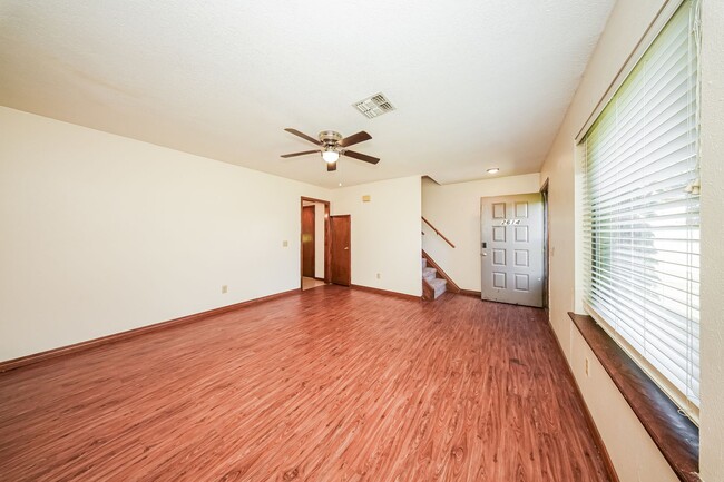 Building Photo - 2614 Martin Ln