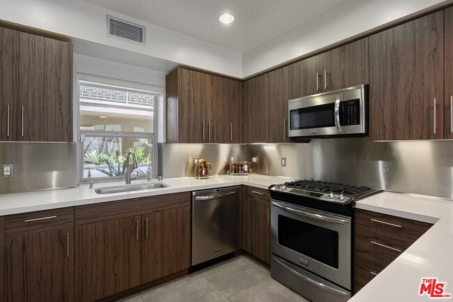 Foto del edificio - 11023 Fruitland Dr