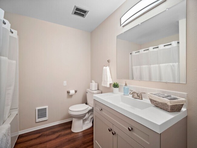 Foto del edificio - Clean and Cozy 2 bedroom condo with private parking