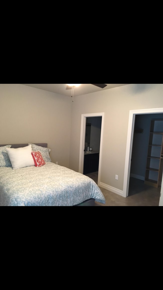 Building Photo - 2828 E 45th Ct N