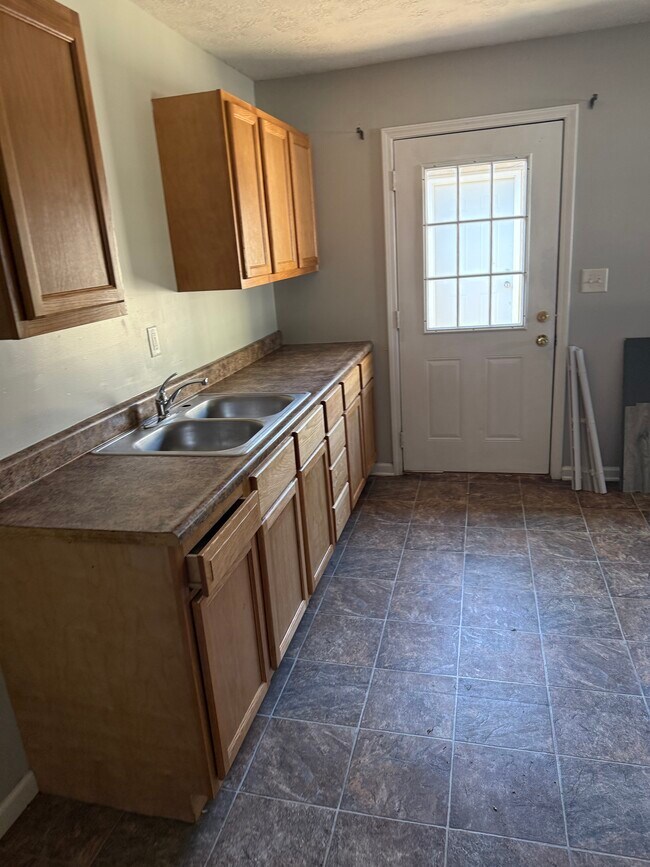 kitchen - 2522 N Armstrong St