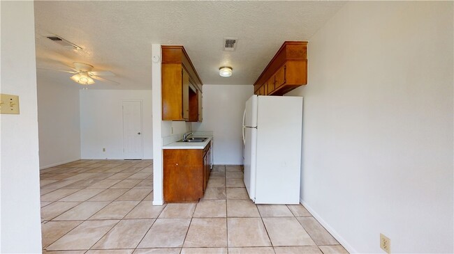 Building Photo - 809 Llano Pl