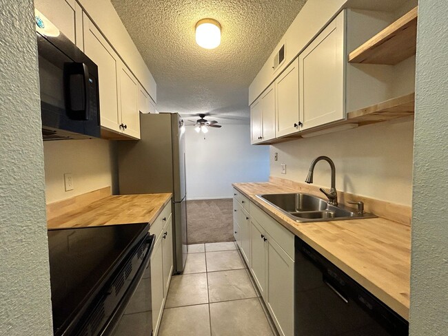 Building Photo - 140 E Highline Cir