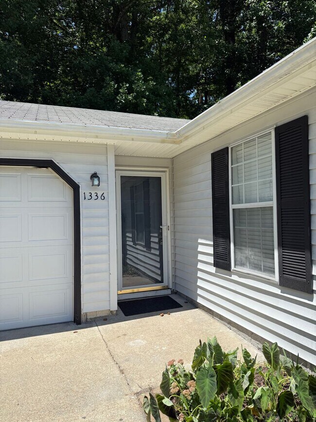 Building Photo - 3BD/2BA Home minutes from Dam Neck/Oceana ...