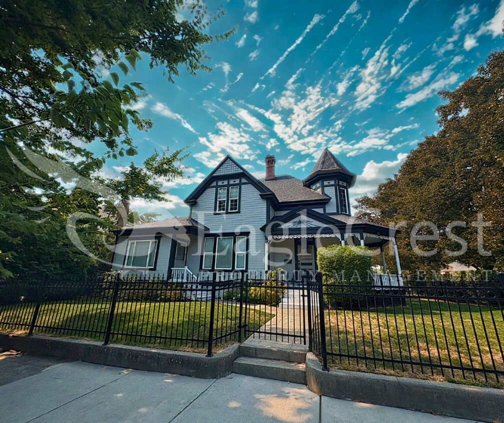 Foto del edificio - Beautifully Updated Historic Home with 4 Bedrooms ~ 3 Bathrooms & Finished Basement