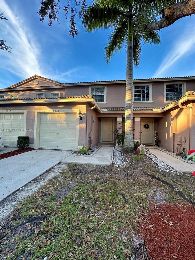 Foto principal - 8655 N Southgate Shores Cir