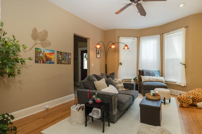 Foto del edificio - 357 W Clinton St