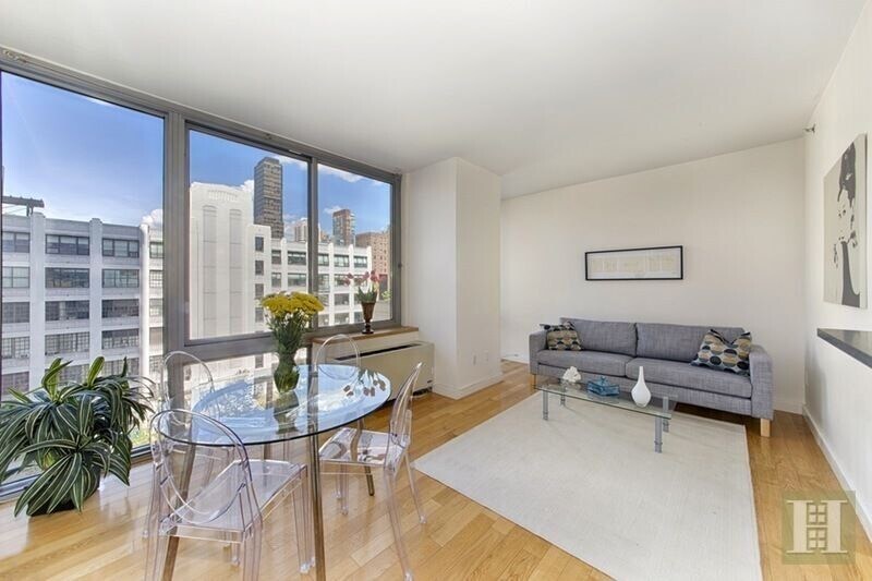 Primary Photo - 225 W 60th St