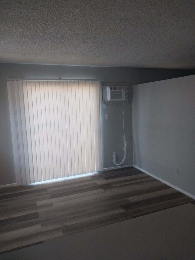 Building Photo - Welcome Home to Jefferson Square Apartments!
